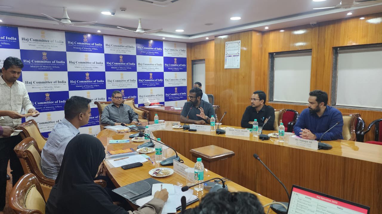 Dr. Chandra Shekhar Kumar, Secretary MoMA, reviewed Haj-2025 prep, Maharashtra Waqf Board activities, and schemes at Haj House Mumbai on April 26